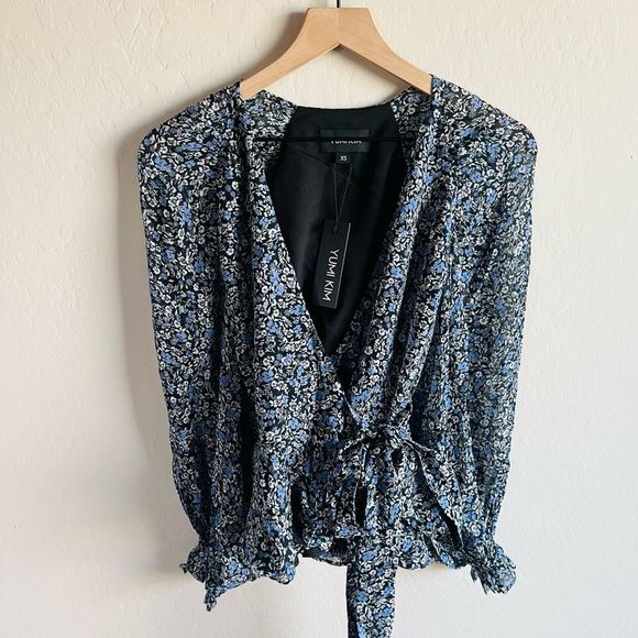 Yumi Kim Women’s Cameron Wrap Blouse Top Blue White Floral NWT Size XS - Picture 3 of 4
